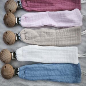 attache-tetine-en-gaz-de-coton-et-bois-naturel