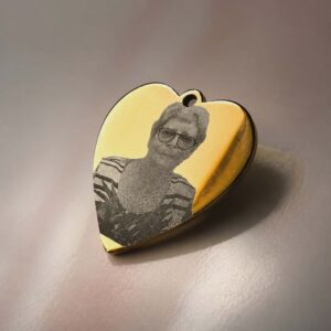 pendentif-coeur-personnalise-avec-photo-gravee-bijou-souvenir-dore-unique